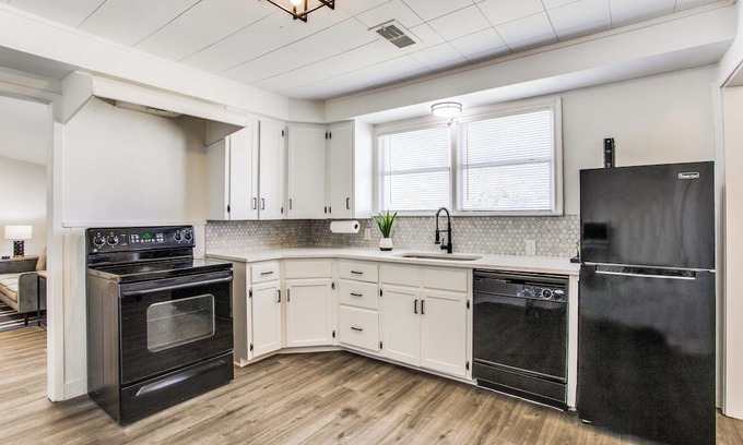 Cedar Hill House | Retreat On The Hill w/1 King Bed and 2 Queen Beds