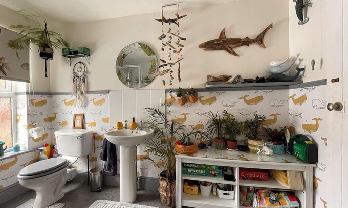 Newhaven House | Cosy Double Bedroom TV, microwave and breakfast of cereal & toast, tea & coffee