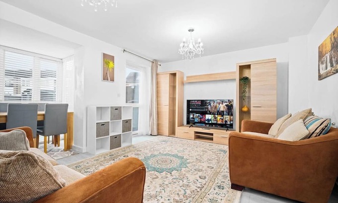 Castle Bromwich House | 3 Bed Family House Solihull - By Airport - NEC