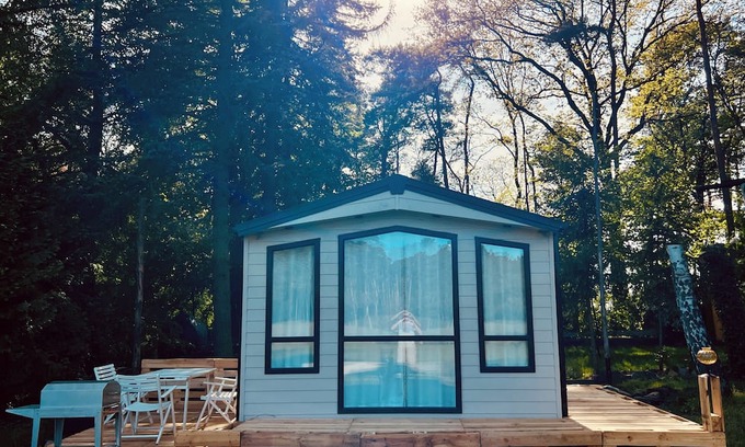Coswig House | Chalet Futura Magica. Ein Mobilheim Mitten im Wald mit Wiese, Wild & Ruhe