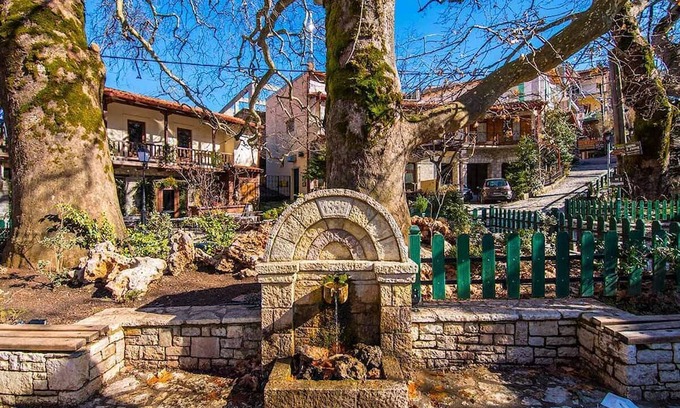 Eptalofos Condo | Eptalofos Guesthouse - Triple Haven with Balcony