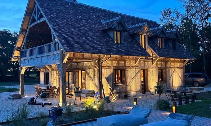 Neung-sur-Beuvron House | Superbe Propriété, 10 Couchages, 6 Chambres, Piscine, vue sur Étang