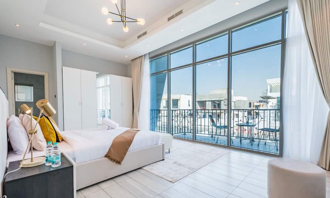 Dubai Villa | Luxurious 8BR Villa with Assistant Room at Jumeirah Park by Deluxe Holiday Homes