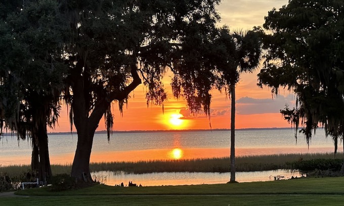 Tavares Cottage | Cottage On Private Estate - Central Florida Gorgeous Sunsets-Privacy-Convenient