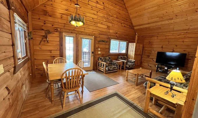Warrens Cabin | Cozy Cabin. Great yard for fires or grilling! Bring the whole family!
