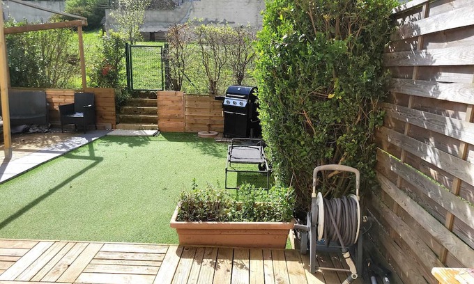 Vitry-sur-Seine Apartment | Duplex Plein Pieds Avec Jardin et Terrasse au Pied du Tramway à 10 min de Paris