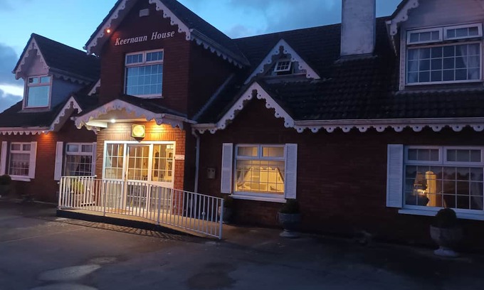 Dundalk House | Keernaun Guesthouse
