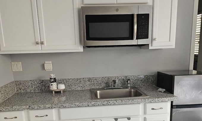 Greenacres Apartment | LOCATION!! Few minutes away River Park and shopping center