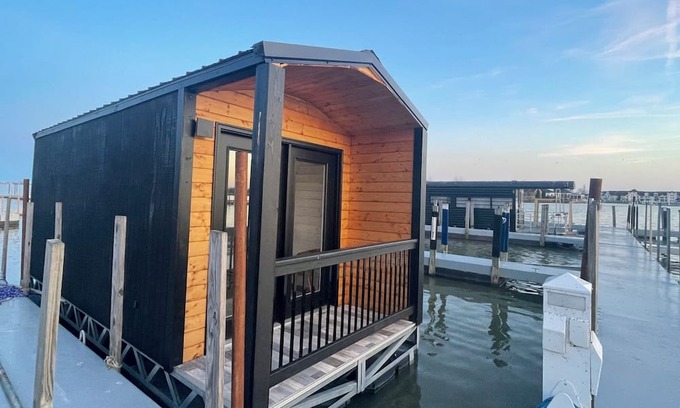 Sandusky Boat Rental | Lux Houseboat #3 at SoLSTAY