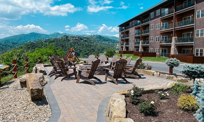 Gatlinburg Resort | Cozy 2-bed 2-bath with water park and gorgeous views in exciting Gatlinburg