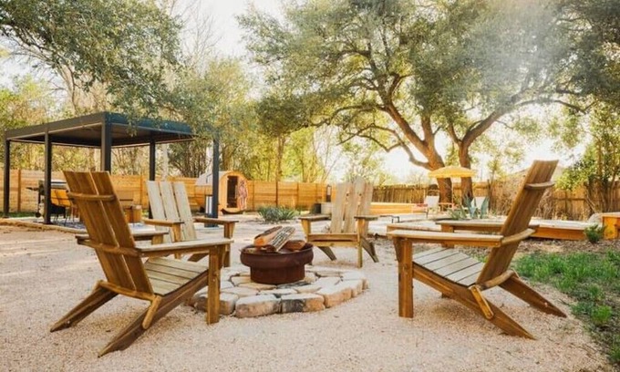 Lockhart House | New! Little Lockhart Oasis with Sauna & Cowboy Pool