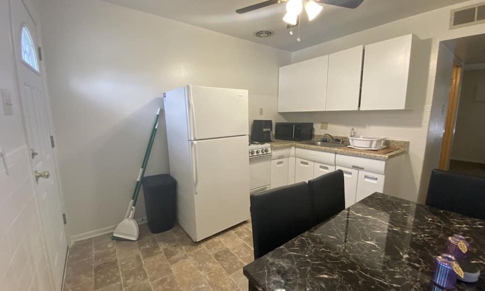 Florissant Apartment | Quiet cozy apartment right off the highway! Next to 3 shopping plaza’s!