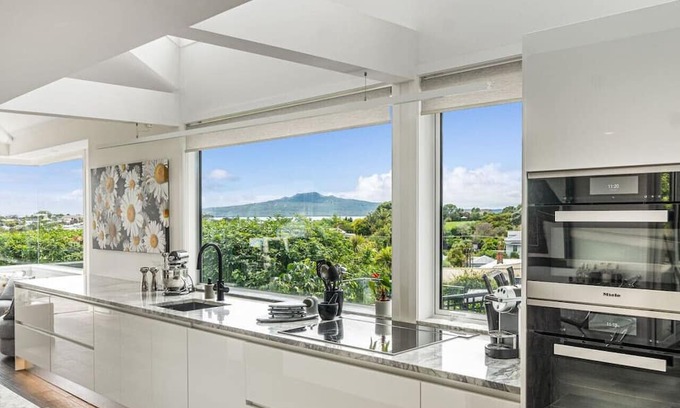 Devonport House | Artistic Mount Vic Villa