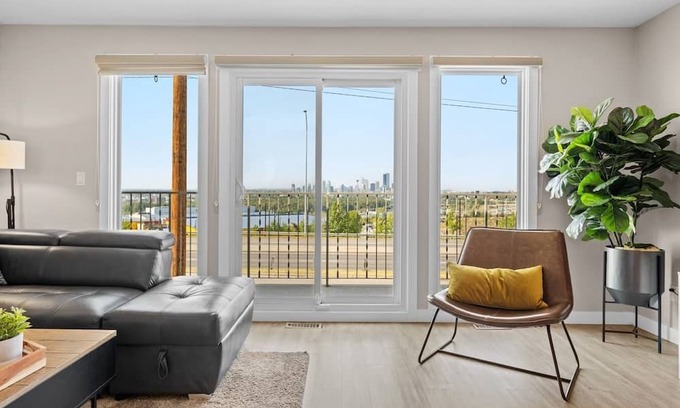 Radisson Heights - Albert Park Apartment | Chasing City Views 2BR + Parking