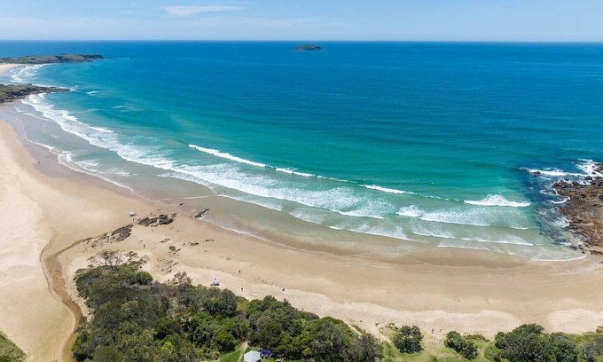 Emerald Beach House | Emerald Views 3- Jaw dropping ocean and island views , 200m to beach