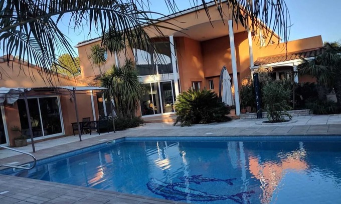 Rognac Villa | Homerez - Big villa for 10 ppl. with swimming-pool and garden at Rognac