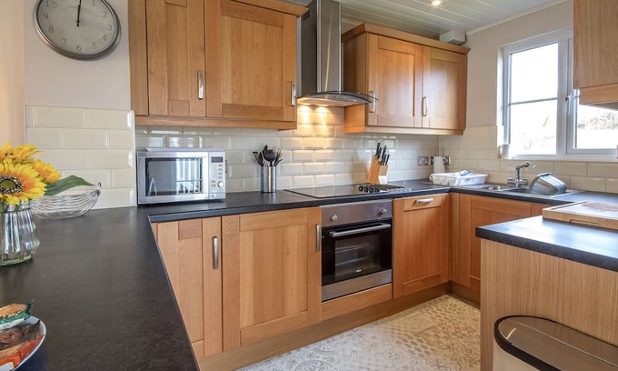 South Cerney Cottage | A new england lakeside lodge that sleeps 6 guests in 3 bedrooms