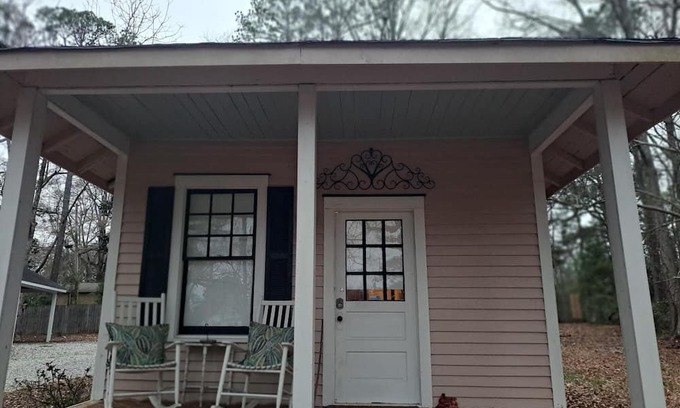 Hamilton Cottage | Aunt Stella's Cottage in downtown Hamilton just 10 miles from Callaway Gardens