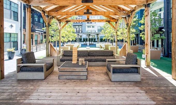 Downtown Nashville Apartment | COZY COUNTRY CHARM: Parking, Gym, Pool, Sky Lounge. Super close to Broadway!