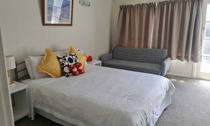 Mount Eden Apartment | Sunlit Self-Contained Studio in Epsom - Couples Welcome!