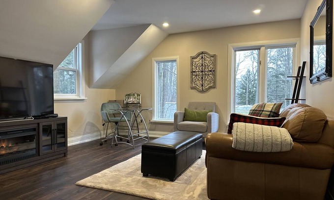 Milton Cottage | Beautiful Cozy Country Cottage 5 Minutes From 401 Guelph Line