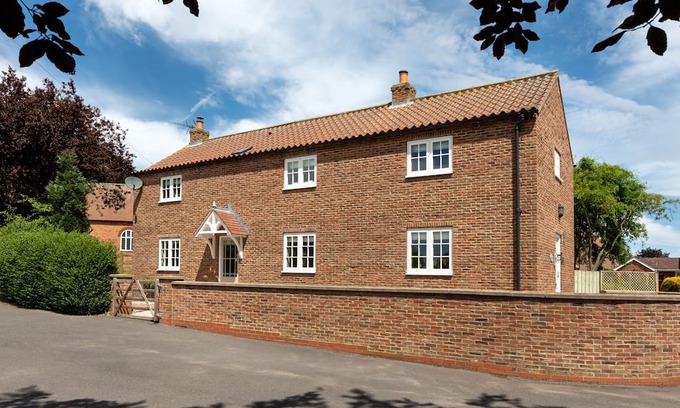 Storwood House | ASHLEY COTTAGE, pet friendly, with open fire in Seaton Ross