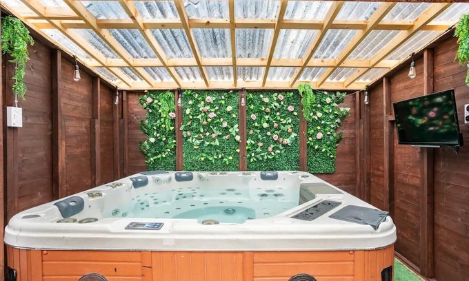 Hamilton House | Captivating 2-Bed House in Hamilton with jacuzzi