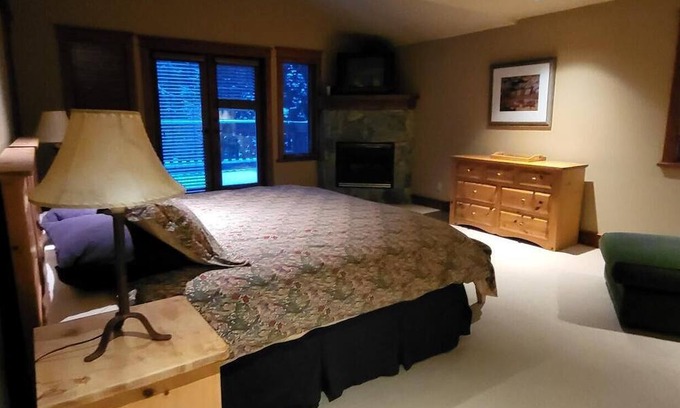 Whistler Cay Heights House | Wonderful family chalet in Whistler. 5 Bedroom / 5.5 Bath Sleeps 12.
