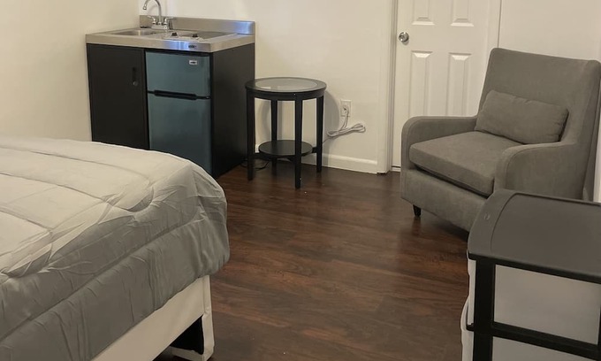 West Park Apartment | Studio/Room Near The Hard Rock Guitar Hotel In Hollywood Florida