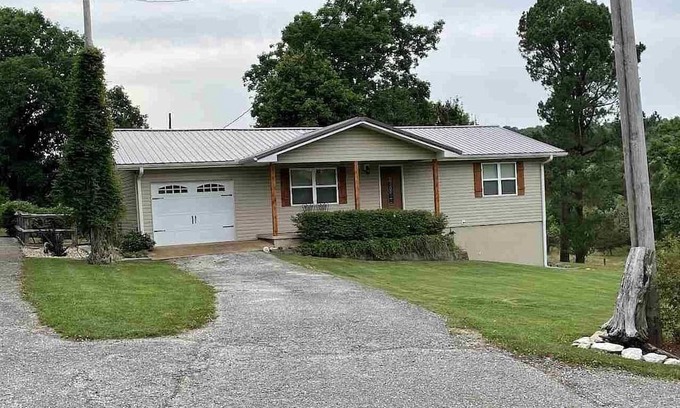 Hardy House | COUNTRY HOME ON 5 ACRES WITH A CREEK AND CLOSE TO THE SPRING RIVER