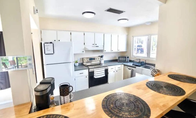 Southside House | Spacious 3 Bedroom w/ Theatre