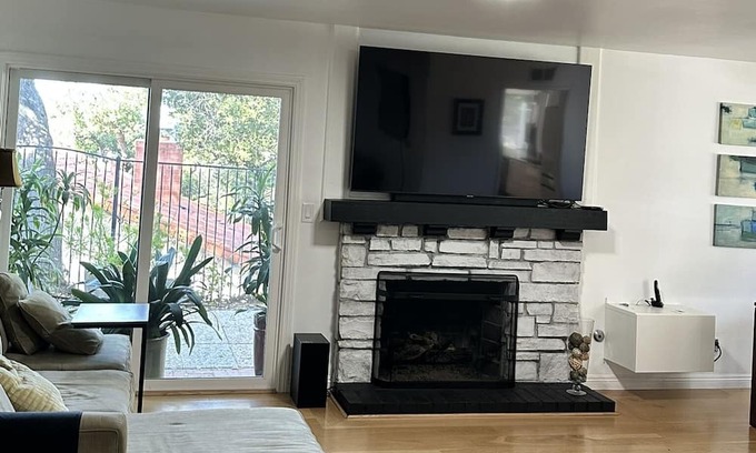 Thousand Oaks House | 4 Bed Modern Executive Home - 2 Spacious Master Suites - RELO, TEMP, LAST MIN