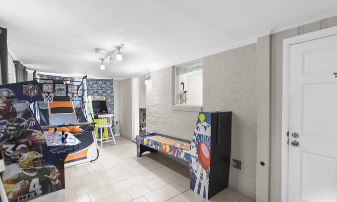 New Castle House | Center Point Gem: 4BR, Parking & Long Stays