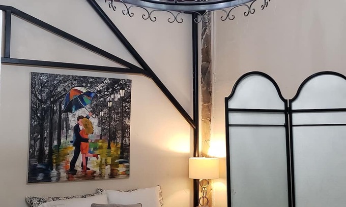 Western Division Apartment | Spacious Loft King-Bed & Sofa centrally-located #1
