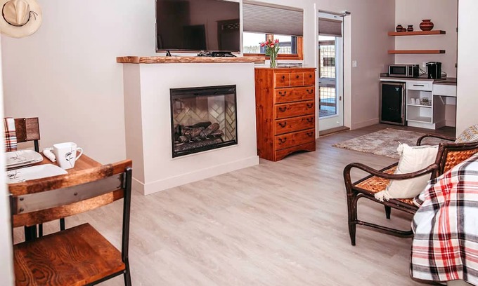 Hinton Apartment | 🏔 Modern | Cozy | Views | Firepits | Fireplace | Near Jasper National Park ⛰