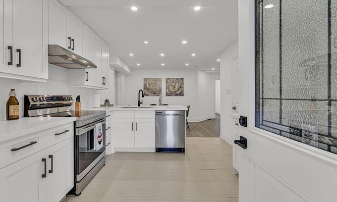 Hamilton House | Luxury Comfort 3 BR Near Hospitals/Tims Field/GO