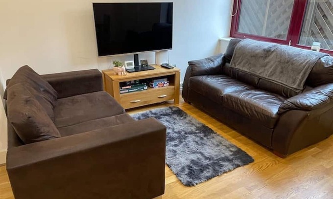 Horley Apartment | Home comfort close to Gatwick!