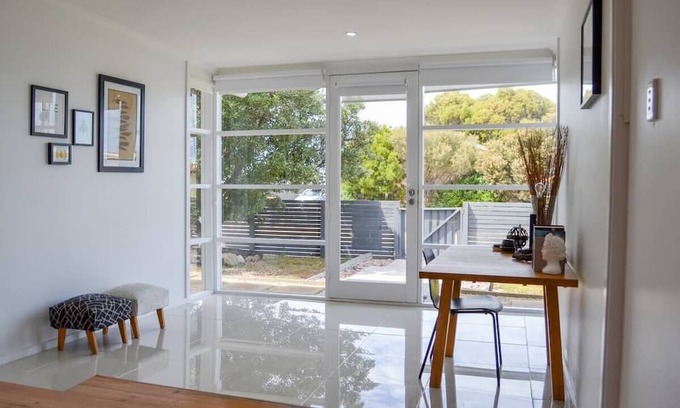 Waterhouse House | 'The Nook' Walk to beaches and Main Street