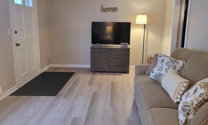 Lindbergh Lawns House | Cozy Cape convenient to Fairgrounds, Downtown,Hospitals,Amphitheater & much more