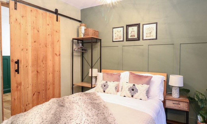 Ditchingham Cottage | GOLDCREST HIDE, pet friendly, with a garden in Bungay