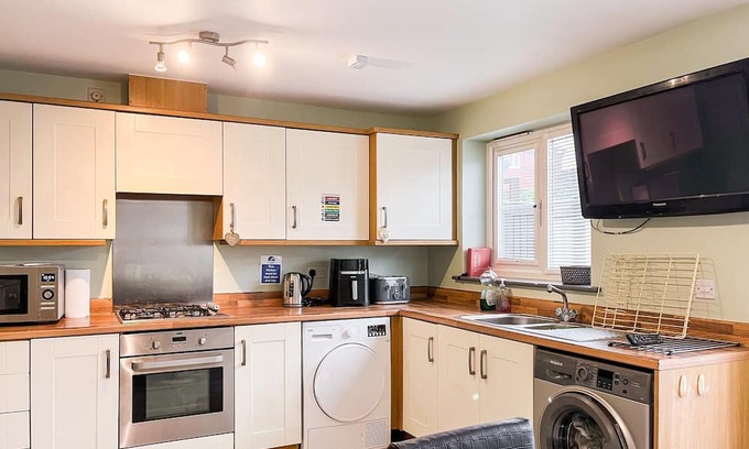 Ilkeston Cottage | A great location and a generous in size property for family and friends to enjoy together.