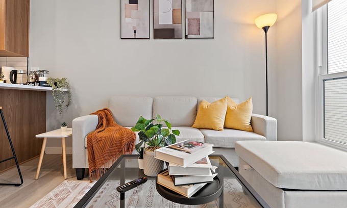 St. Anthony West Apartment | 2BR with Gym, Rooftop & Free Street Parking by UMN, Pet Friendly