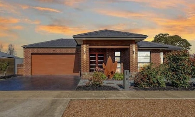Shepparton House | Windsor Castle - Modern 4 bedroom home
