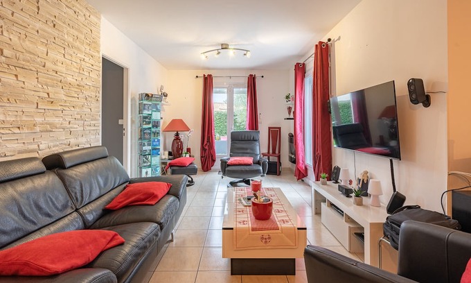 Saujon House | Holiday Home 'Maison Proche De Royan' with Private Terrace, Wi-Fi and Air Conditioning