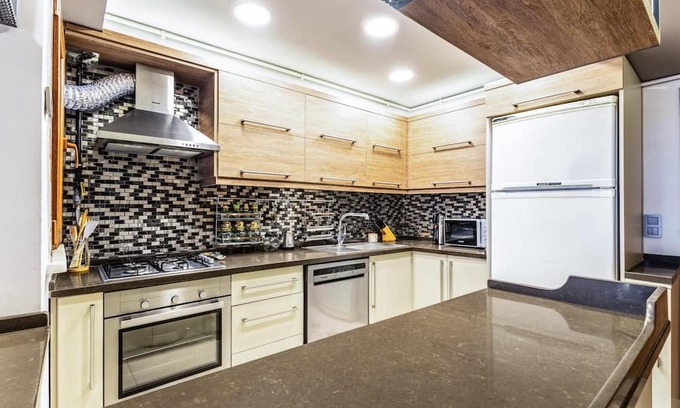 Uskudar Apartment | Classic Flat w Balcony 7 min to Capitol Mall