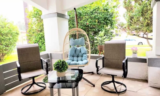 Alhambra Apartment | SP18 Prime location LUXE 2Bedroom / 1Bath Apartment kingsize bed!