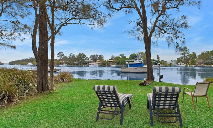 Dora Creek House | Dawn To Dusk River Retreat