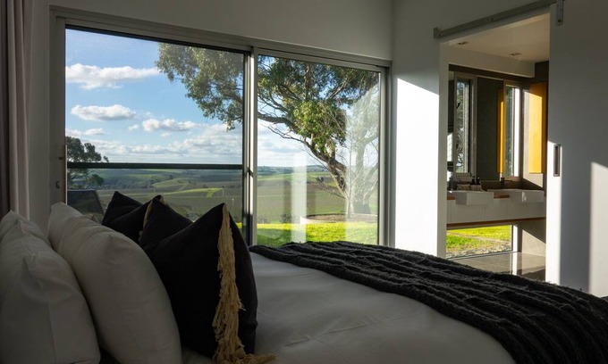 Lyndoch House | Barossa Glasshouse - an idyllic escape with stunning views of the Barossa Ranges
