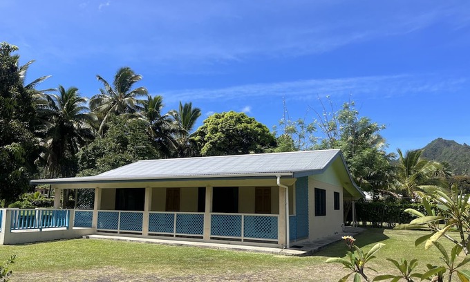 Avarua House | Modern spacious home - Mountain-side views, 10 minute walk to the beach.