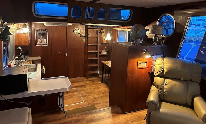 Midtown Boat Rental | Seafood Houseboat in Key West